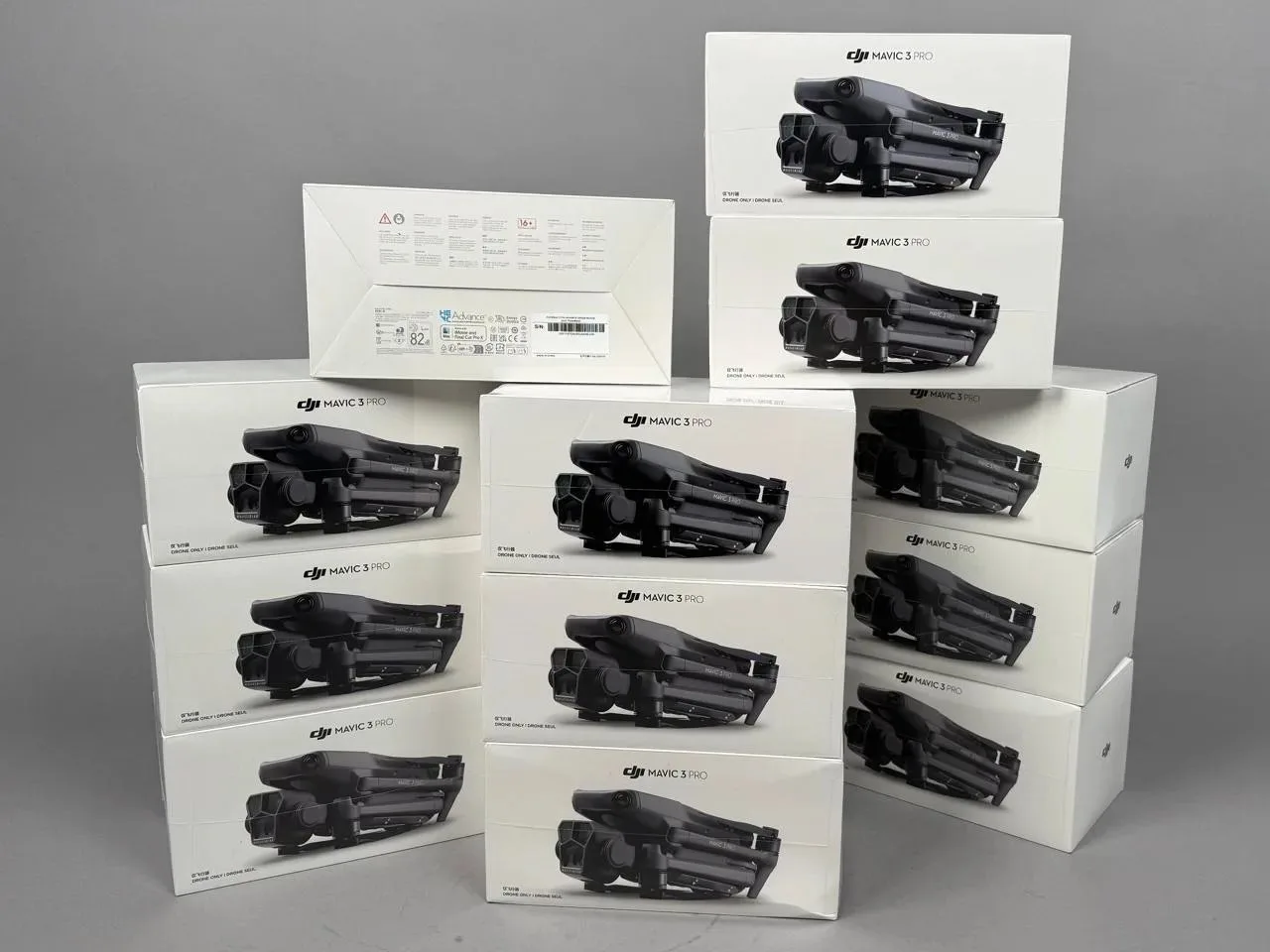 Новая поставка квадрокоптеров DJI MAVIC 3 PRO уже в наличии на нашем складе, оперативные отгрузки и отправки, а также самовывоз. Вся продукция под пломбами, идеал