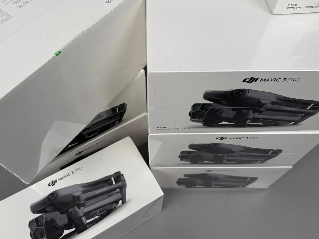 Новая поставка квадрокоптеров DJI MAVIC 3 PRO уже в наличии на нашем складе, оперативные отгрузки и отправки, а также самовывоз. Вся продукция под пломбами, идеал