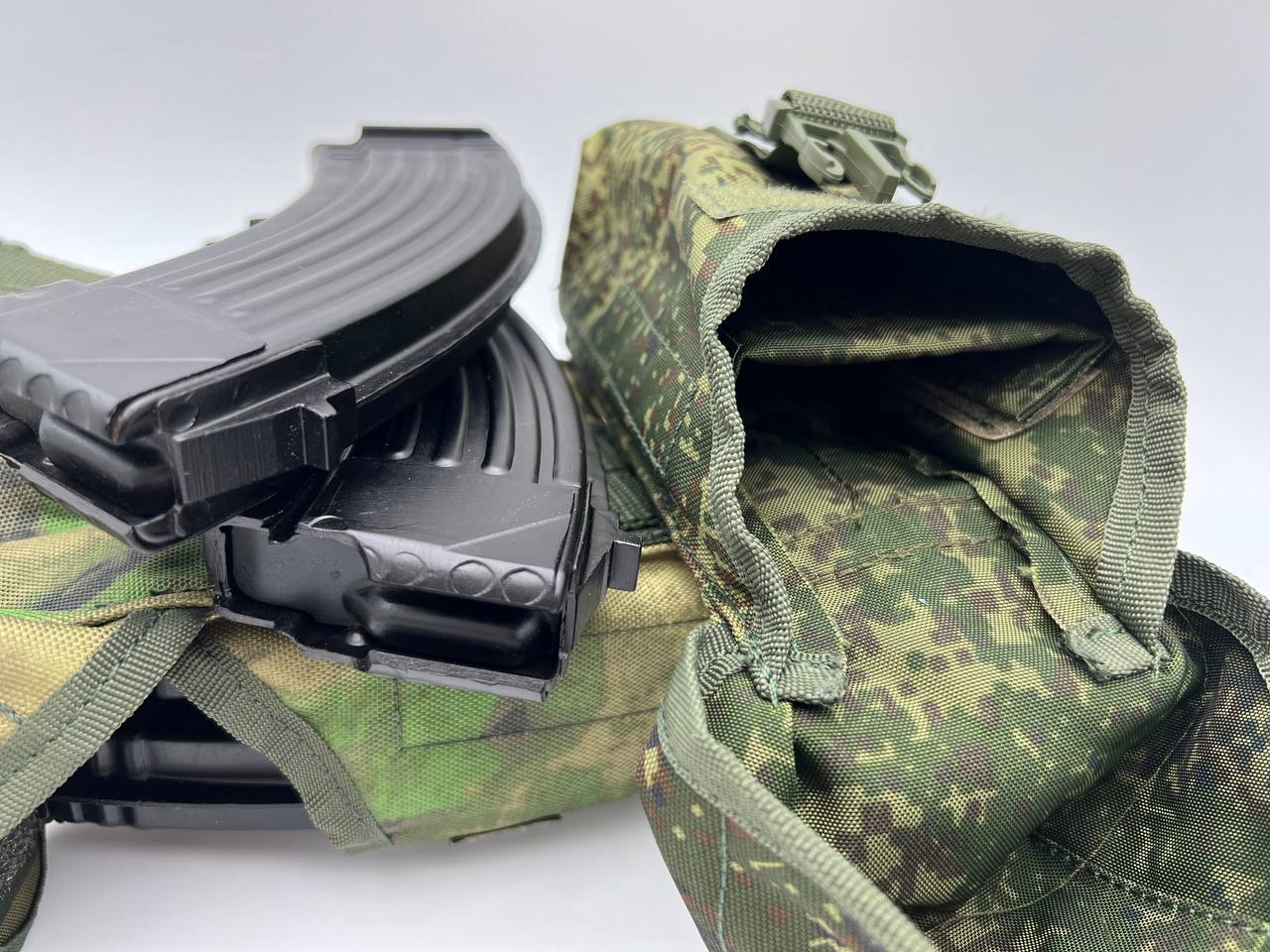 Подсумок закрытый под 2 магазина АК на Molle (цифра/пиксель)