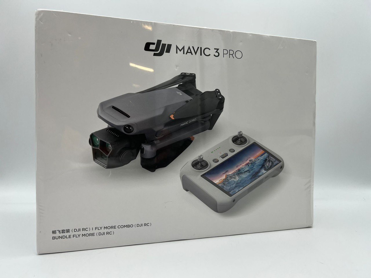 Квадрокоптер DJI Mavic 3 Pro Fly More Combo (DJI RC)
