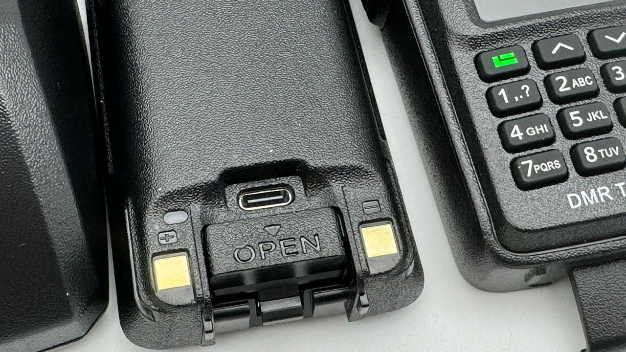 Цифровая радиостанция TYT MD-UV 390 DMR